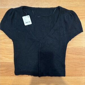 FREE PEOPLE black short sleeve cropped sweater. Size XS. NWT!!